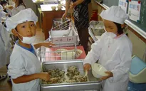 Nhật Bản: Giáo dục ý thức và công việc cho học sinh với bữa trưa trong trường học
