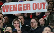 HLV Wenger bị tẩy chay từ cách xa nửa vòng trái đất