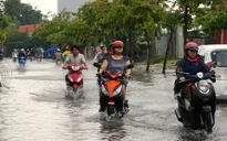 Mưa trái mùa tiếp tục gây ngập tại TP.HCM