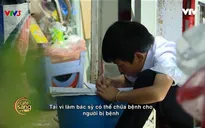 Xúc động bé trai 10 tuổi bán bánh tráng nướng giúp mẹ