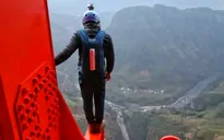 "Đứng tim" nhìn chàng trai nhảy từ cây cầu cao gấp đôi tòa nhà 95 tầng