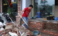TP.HCM: Hỗ trợ hạ cốt nhà khi phá bậc tam cấp lấn vỉa hè