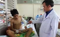 Bị tai nạn khi lái máy cày mưu sinh, cậu bé 15 tuổi nguy cơ mất cánh tay