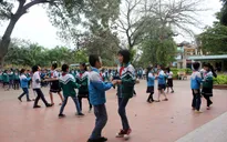 Khi khiêu vũ về trường làng