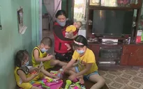 TP.HCM: Bãi rác bốc mùi hôi thối, người dân đeo khẩu trang trong nhà