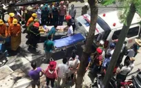 TP.HCM: Lắp đặt biển quảng cáo, 3 người bị điện giật bất tỉnh