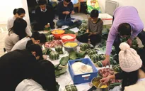 Du học sinh tại Pháp gói bánh chưng đón Tết muộn