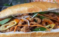 Thưởng thức món bánh mỳ kẹp chả cá chiên nóng vừa ngon, lại rẻ