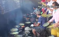 An Giang: Bánh xèo chay miễn phí cho hàng nghìn người ăn
