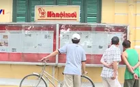 Đọc báo đứng - một nét riêng Hà Nội
