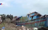 BĐBP Hà Tĩnh hỗ trợ ngư dân cứu hộ tàu cá mắc cạn sau bão số 10