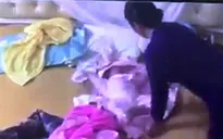 Bé hơn 1 tháng tuổi bị giúp việc “tung hứng”, tát mạnh vào mặt, vào đầu