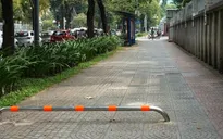 Điều chỉnh lại barie trên vỉa hè Quận 1