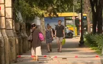 TP.HCM tiếp tục lắp barie trên vỉa hè
