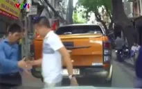 Clip: Ứng xử đẹp, 2 tài xế bắt tay sau va chạm giao thông