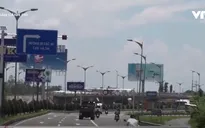 Trái khoáy biển báo xe tải cao hơn 4,1m phải "né" cầu vượt
