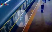 Bé 3 tuổi thoát chết trong gang tấc khi ngã xuống đường ray