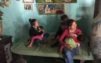 Đình chỉ 2 giáo viên mầm non nhốt bé gái 4 tuổi