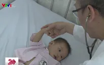 Cứu sống bé trai 8 tháng tuổi bị bọ quýt chui vào khí quản
