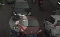 Bé gái sống sót kỳ diệu khi bị 2 ô tô chèn qua người