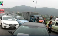 Hàng trăm ô tô dàn hàng phản đối trạm thu phí BOT cầu Bến Thủy