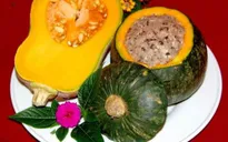 Thưởng thức món canh bí đỏ nhồi thịt thanh mát