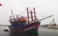 Cửa biển bồi lấp khiến nhiều tàu cá gặp khó khăn
