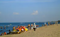 Biển Nhật Lệ hút khách du lịch