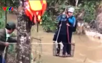 Bình Thuận: Học sinh đu dây qua nước lũ