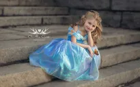 Ngỡ ngàng cô bé 7 tuổi biến hóa thành các nàng công chúa Disney xinh đẹp