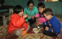 Bố chết, mẹ bỏ đi, 3 đứa trẻ sống lay lắt cùng ông bà nội tàn tật