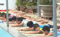 Bình Định: Nhiều gia đình đưa con đi học bơi phòng tránh đuối nước