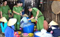 Bắt quả tang cơ sở bơm tạp chất vào tôm ở Cà Mau
