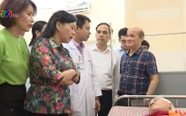 Bộ trưởng Bộ Y tế thăm bác sĩ bị hành hung