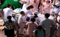 Nghệ An: Chồng đỡ đẻ cho vợ ngay trên taxi
