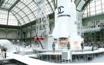 Tàu vũ trụ bay lên nóc nhà tại Tuần lễ thời trang Paris