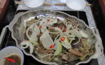Thưởng thức món cá đuối hấp bắp chuối cơm mẻ
