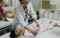 Bỏng nặng do điện giật, bé trai 5 tuổi có thể bị mất 2 ngón tay