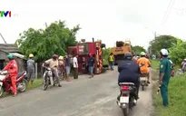 Xe cần cẩu đổ đè vào 2 nhà dân ở Vĩnh Long
