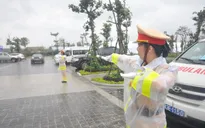 Nữ cảnh sát giao thông làm nhiệm vụ trong mưa bão phục vụ APEC