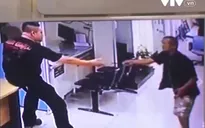 Thuyết phục tội phạm hạ vũ khí chỉ bằng... trò chuyện và một cái ôm