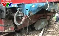 [ẢNH] Quảng Ngãi: Đá núi đổ sập làm tàu hỏa trật bánh, đường sắt ách tắc