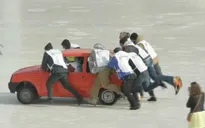 Môn thể thao mới lạ Car Curling - Xe hơi trên băng