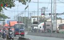 Người dân khốn khổ vì bãi xe container gần cảng Cát Lái gây ô nhiễm