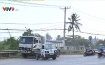 Xe tải chở vật liệu - “Hung thần” trên cầu Xây Dựng