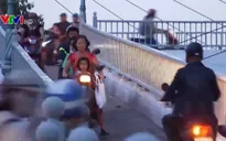 Cầu bộ hành thành cầu vượt cho... xe máy