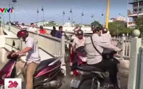 Xe máy chen chúc trên cầu dành cho... người đi bộ