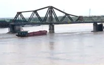 Phát hiện chướng ngại vật nghi là bom trên luồng sông Hồng