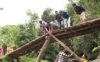 Đoàn Thanh niên làm cầu cho người dân vùng biên Quảng Nam