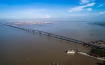 Đề nghị xử lý việc trải chiếu nhậu trên cầu vượt biển dài nhất Việt Nam